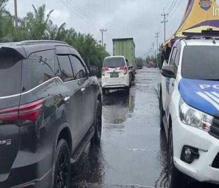 Personil Satlantas Polres Pelalawan bersama tim gabungan mengatur arus lalu lintas di Jalintim Kilometer 83 Desa Kemang. (Foto: Tribun Pekanbaru)